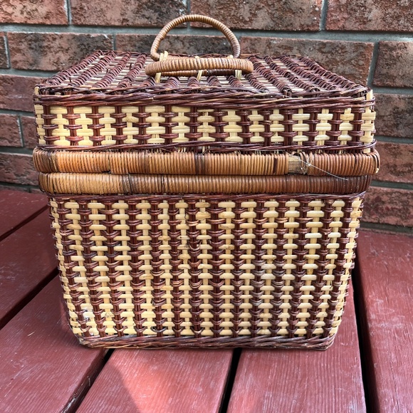 Vintage Large Square Wicker Picnic Basket with Gingham Fabric Lining - Picture 3 of 10
